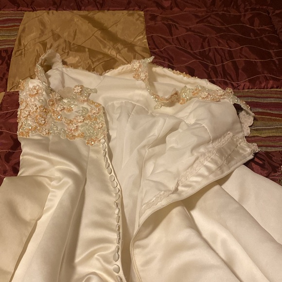 Cream sequined wedding dress.  Length from waist 106 inches. - Picture 8 of 10